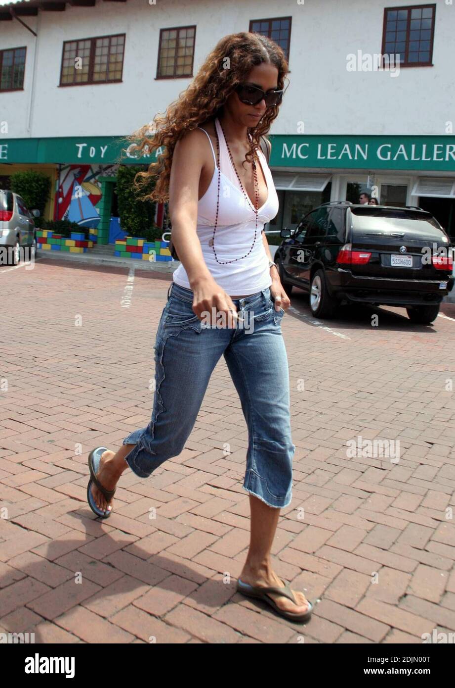 Halle Berry shows off casual style as she shops in Malibu, Calif. 7/2/06 Stock Photo