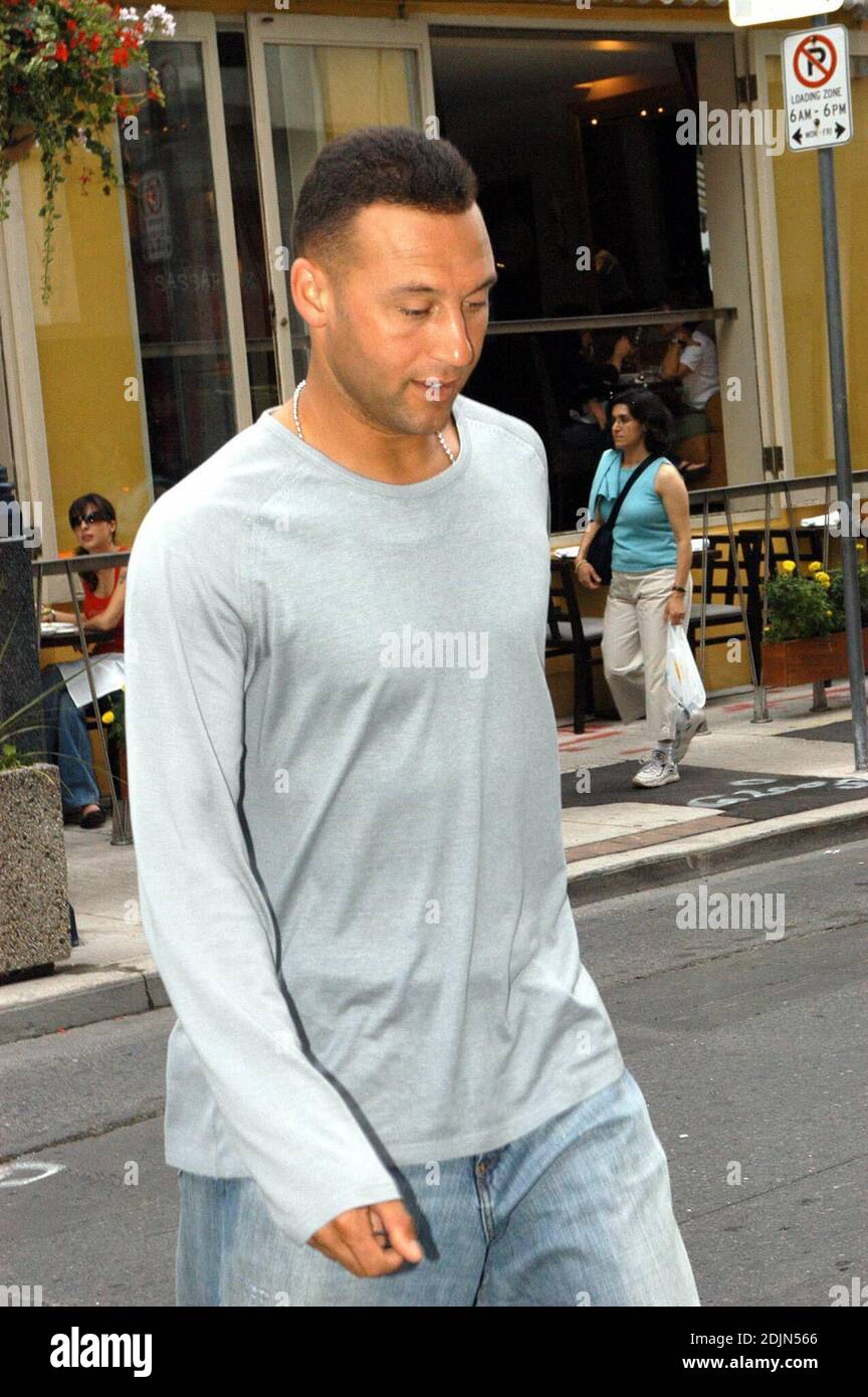 Exclusive!! Derek Jeter spotted in Toronto's Yorkville area, grabbing a cup of coffee. Ontario, Canada, 7/20/06 Stock Photo