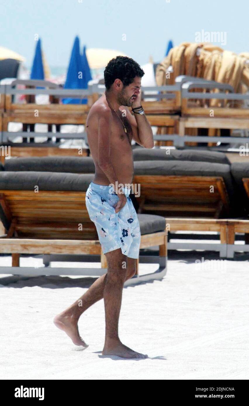 Exclusive!! French Actor Jamel Debbouze seems to enjoy Miami Beach's surf,  sun, and sand for a second day. 07/28/06 Stock Photo - Alamy