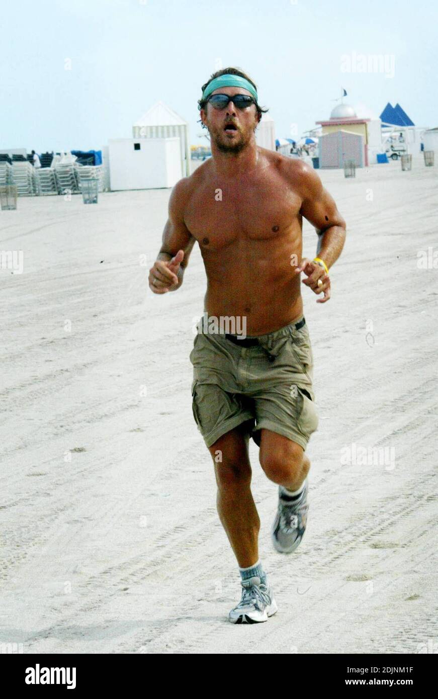 Matthew Mcconaughey And Lance Armstrong Stay Fit During Their Stay On Miami Beach Fl 8 9 06 Stock Photo Alamy