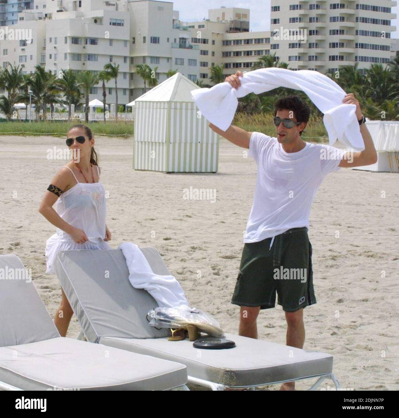 Adrien Brody and new girlfriend Spanish actress Elsa Pataky play paddleball and smooch on Miami Beach, 8/9/06 Stock Photo