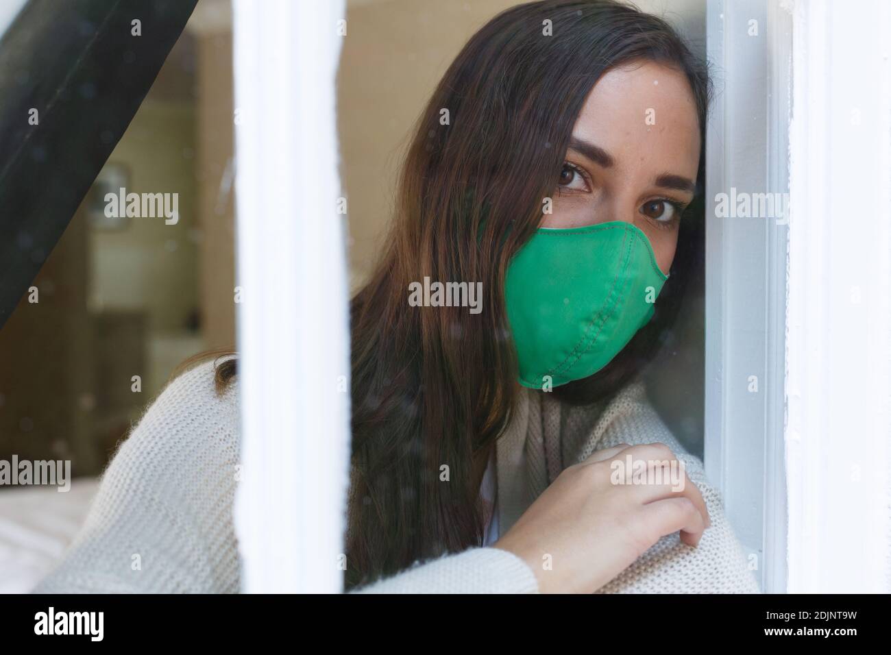 Green face mask woman hi-res stock photography and images - Alamy