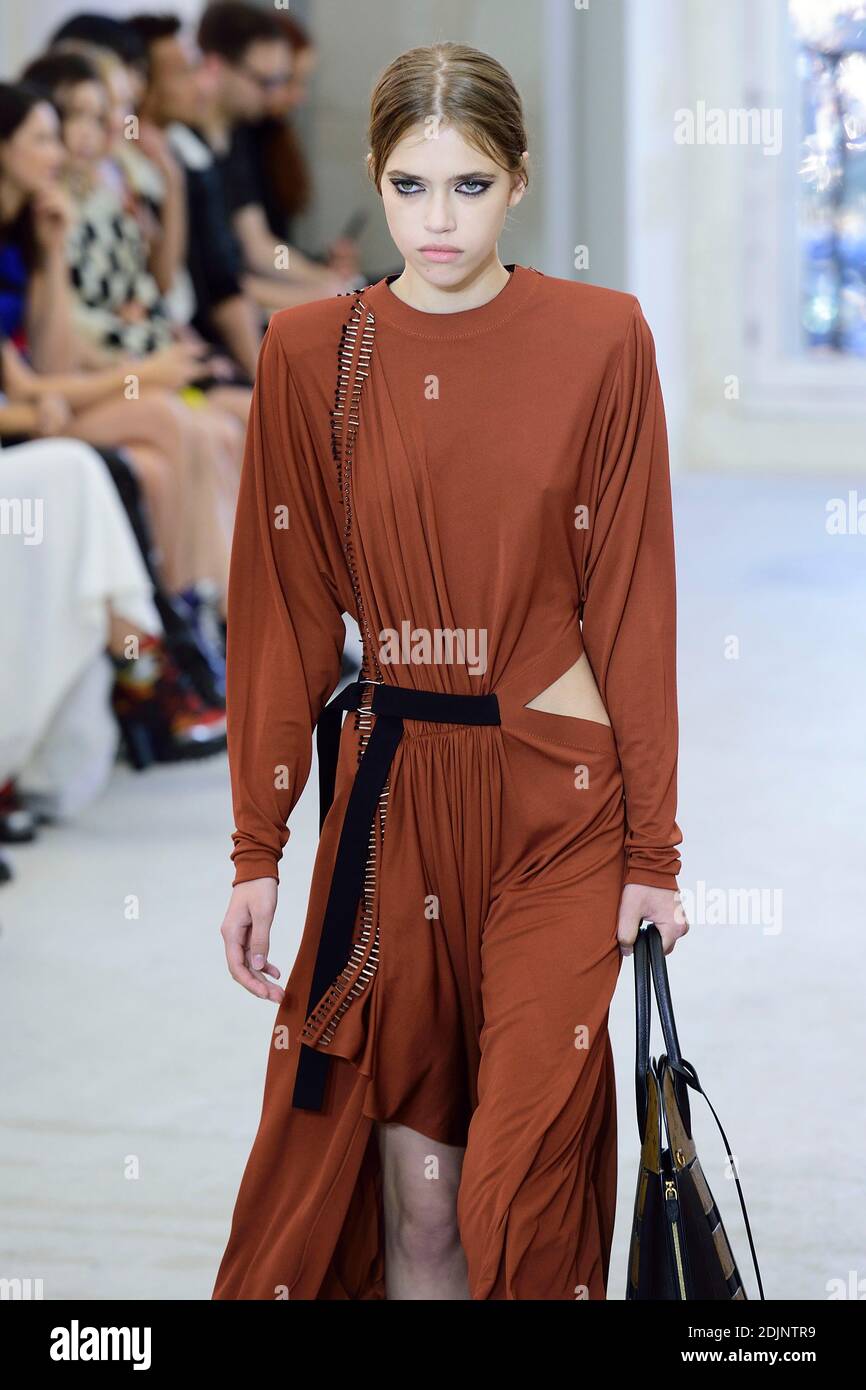 Louis Vuitton Spring 2016 Ready-to-Wear Fashion Show