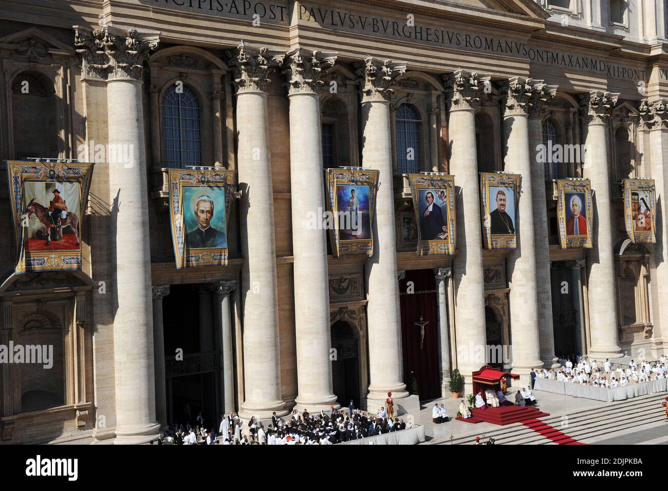 Pope Francis leads a canonization mass on October 16, 2016 at St Peter's  square in Vatican. Pope Francis canonises Argentine 'gaucho priest' Jose  Gabriel Brochero, french Salomon Leclercq, mexican Jose Sanchez del