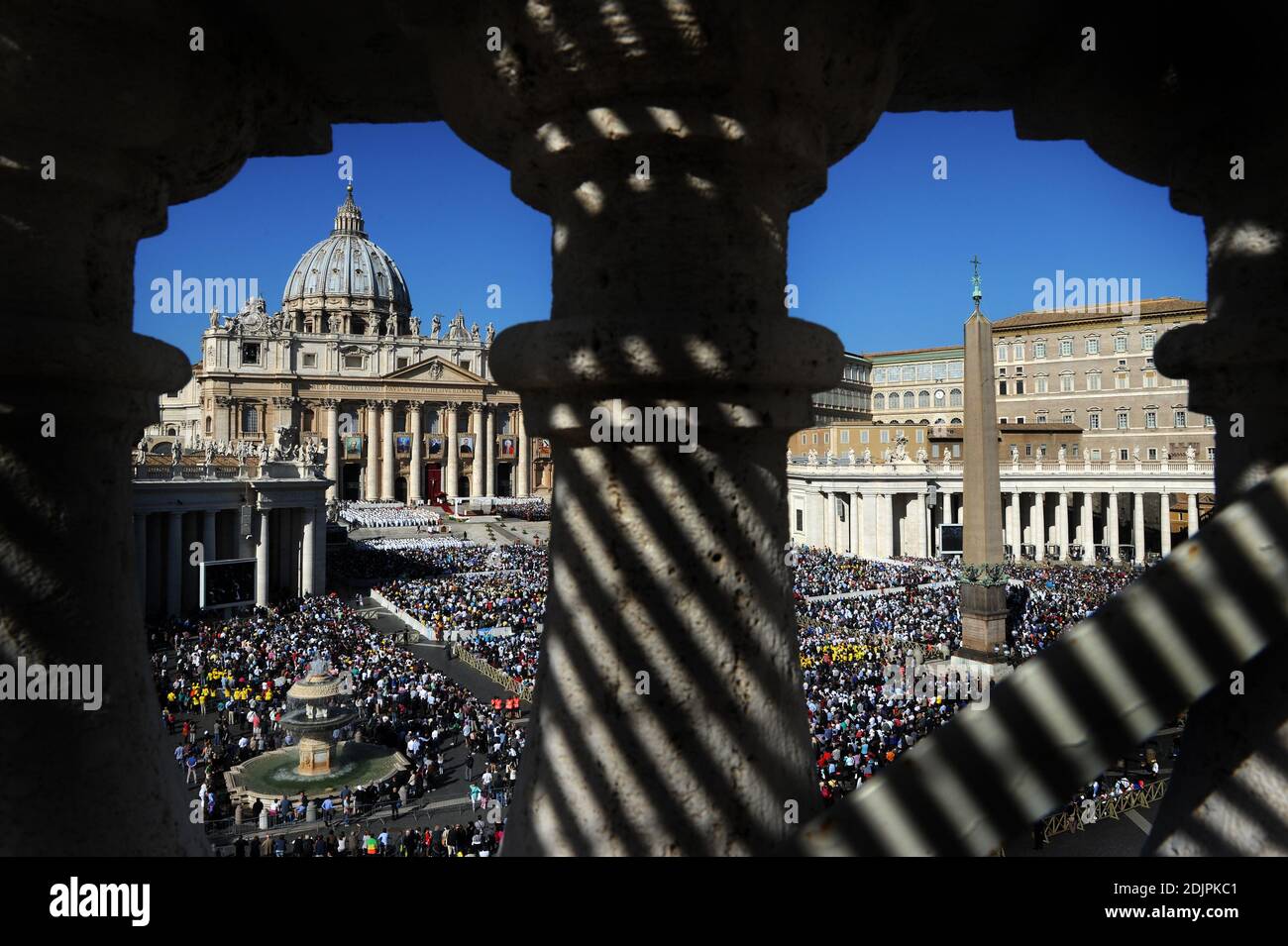 Pope Francis leads a canonization mass on October 16, 2016 at St Peter's  square in Vatican. Pope Francis canonises Argentine 'gaucho priest' Jose  Gabriel Brochero, french Salomon Leclercq, mexican Jose Sanchez del