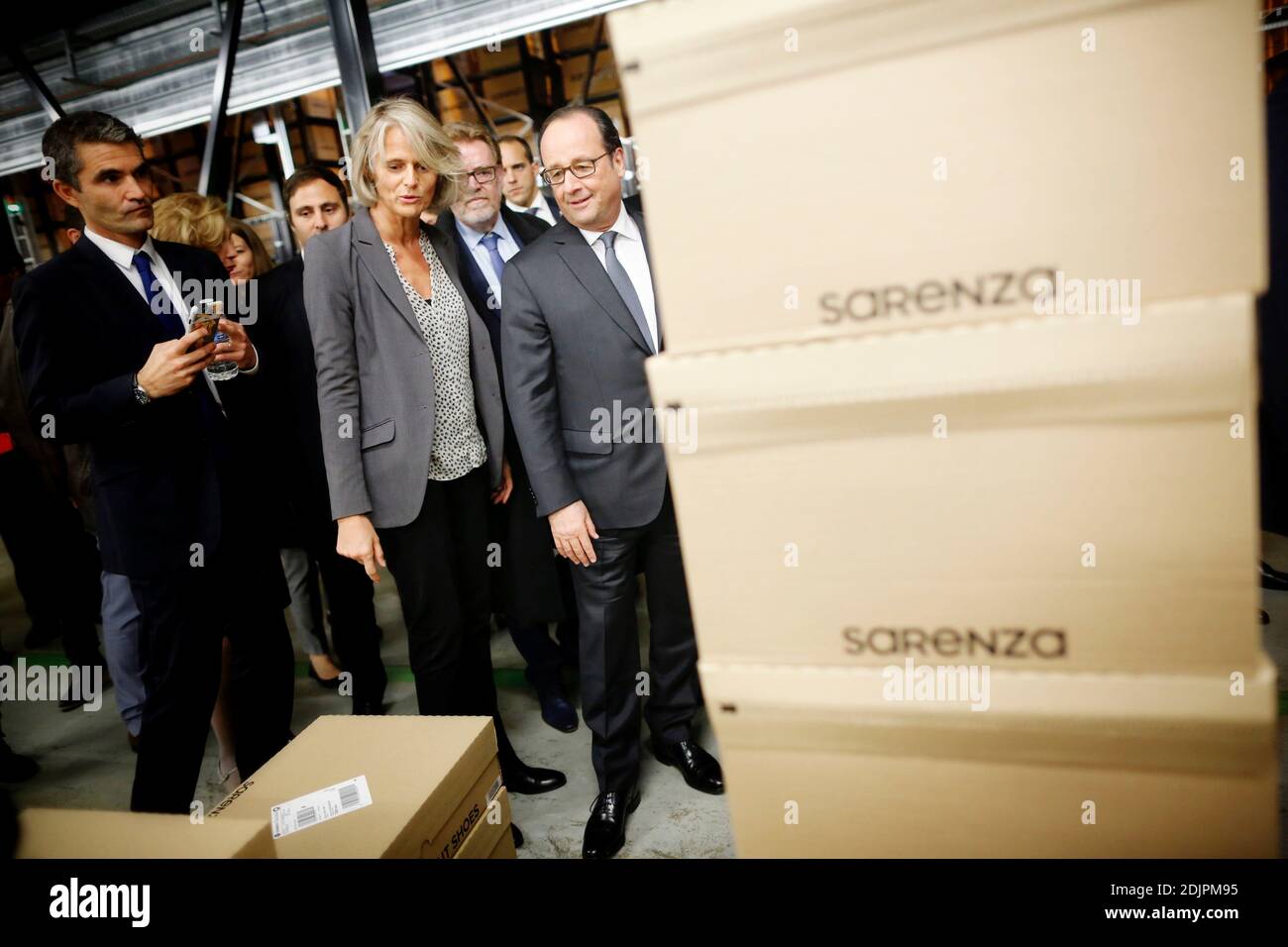 Oogverblindend Bliksem Vertrouwen op French President Francois Hollande along with Sarenza director of the Board  Stephane Treppoz and director-general Helene Boulet-Supau tours the  logistics warehouse of Sarenza, a French e-Commerce company specializing in  the online sale