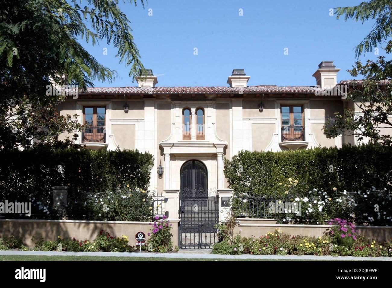 Jennifer Lopez' new Beverly Hills mansion in Ca. The plot once belonged to James 'Jimmy' Stewart but the house was demolished to make room for Lopez' multi-million dollar home. 10/21/06 Stock Photo