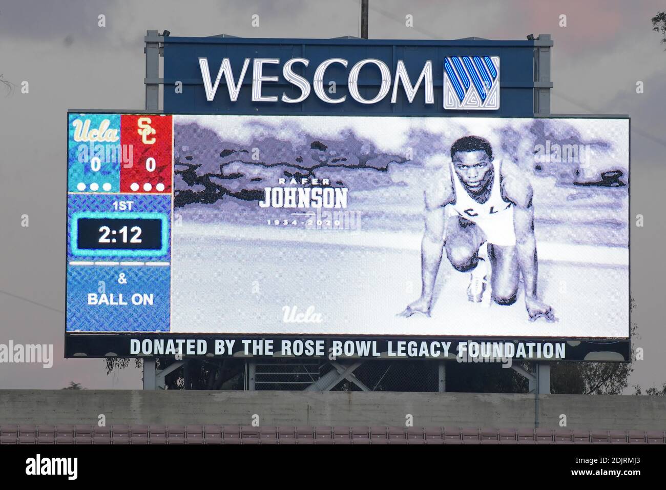 A message remembering the life of Rafer Johnson is seen before an NCAA football game between the Southern California Trojans and the UCLA Bruins, Satu Stock Photo