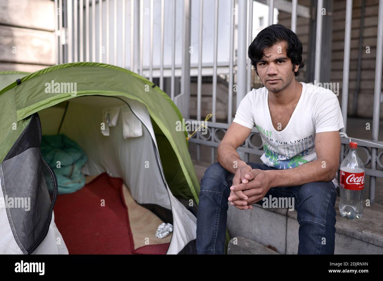 People wait evacuation train hi-res stock photography and images - Alamy