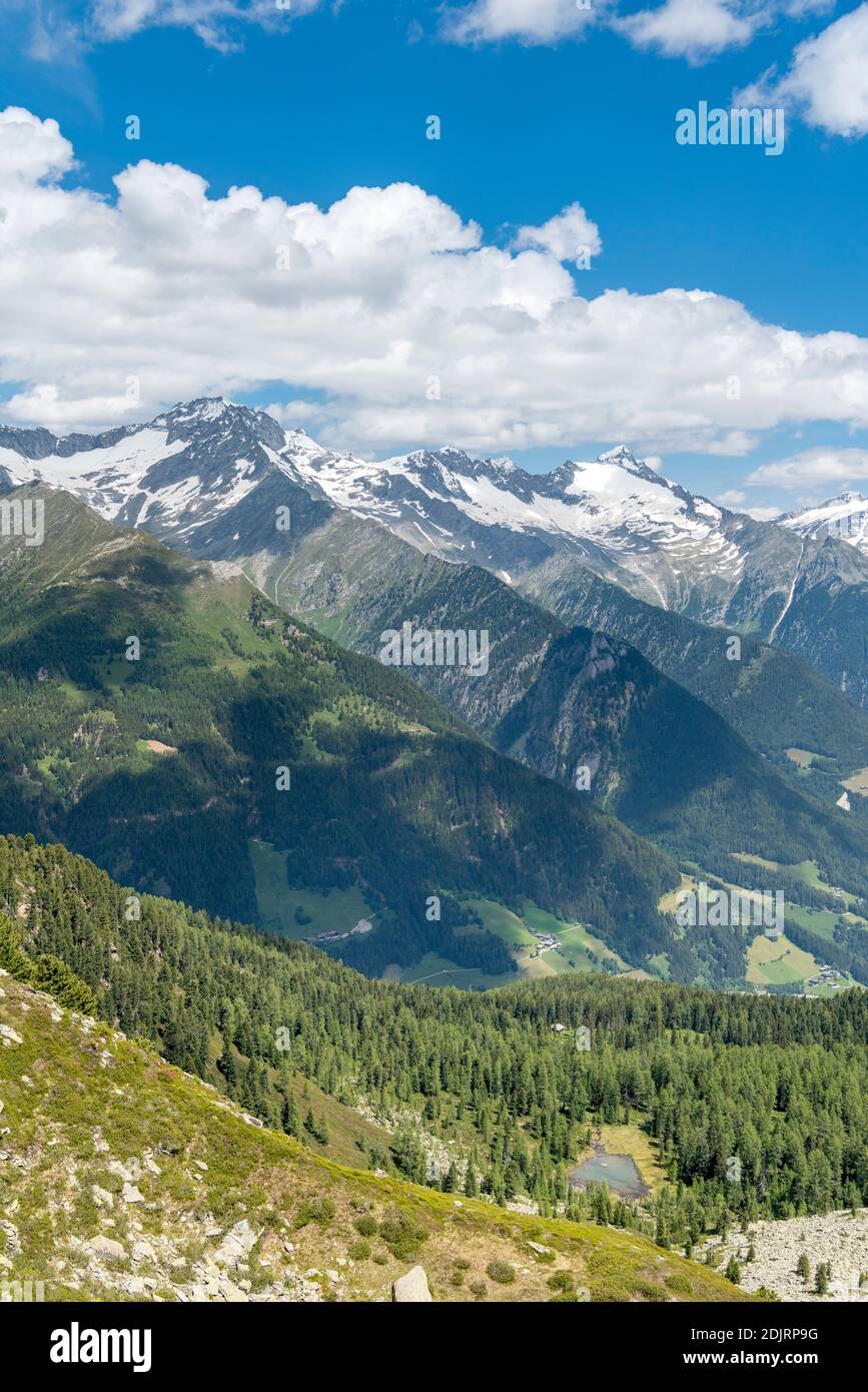 Sand in Taufers, Bolzano Province, South Tyrol, Italy. View from the Kleiner Nock in the Speikboden hiking area to the Zillertal Alps with Schwarzenstein and Grosser Löffler. Stock Photo
