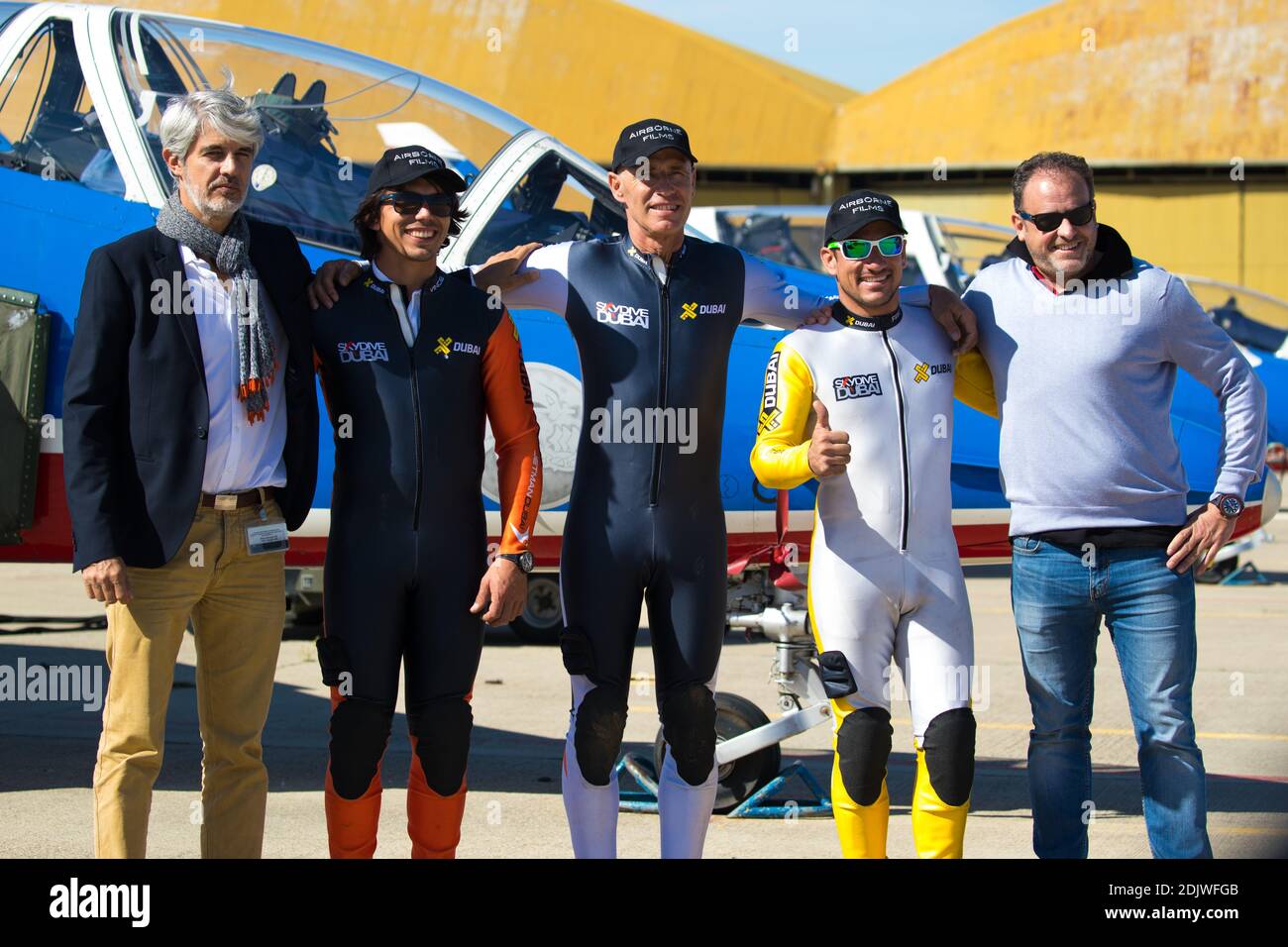 La Patrouille de France et les trois Jetmen Yves Rossy, Vincent Reffet et Fred Fugen ont réalisé ensemble un vol en patrouille hors du commun, une Première Mondiale, dans le Sud de la France en octobre 2016.Le vol a duré neuf minutes. Les « hommes volants » évoluaient à quelques mètres des Alphajet de la Patrouille de France, en utilisant uniquement les mouvements de leurs corps pour maintenir leurs positions dans la formation. Photo by AirborneFilms/JetmanDubai/ABACAPRESS.COM Stock Photo