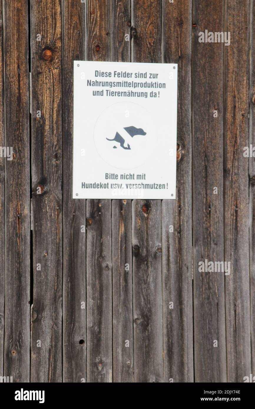 Schild These fields are for food production and animal nutrition! Please do not contaminate it with dog waste! Cultivation, sign, dog, information, feces, food cultivation, writing, symbol, symbol image, prohibition, forbidden, pollution, wooden wall Stock Photo