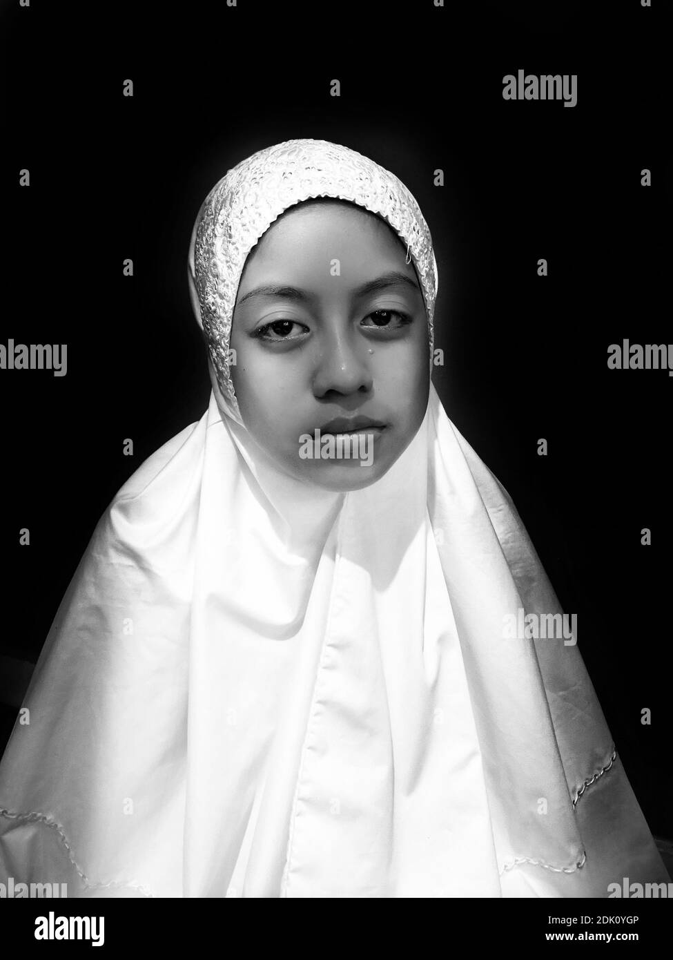 Hijab Girl Black And White Stock Photos Images Alamy Hijab Girl Black And White Stock Photos Images Alamy