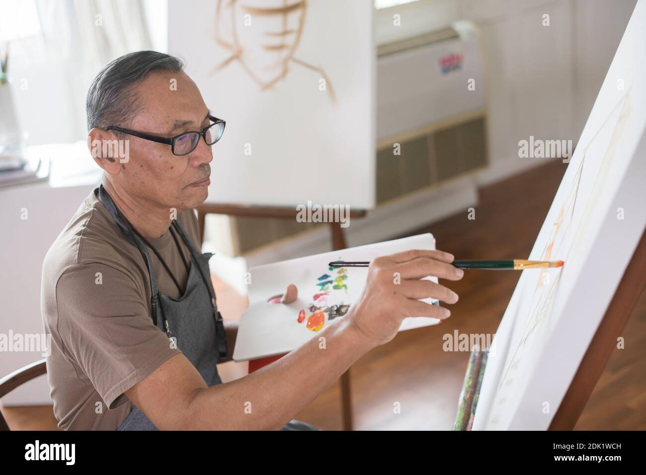 Indian man painting canvas hi-res stock photography and images - Alamy