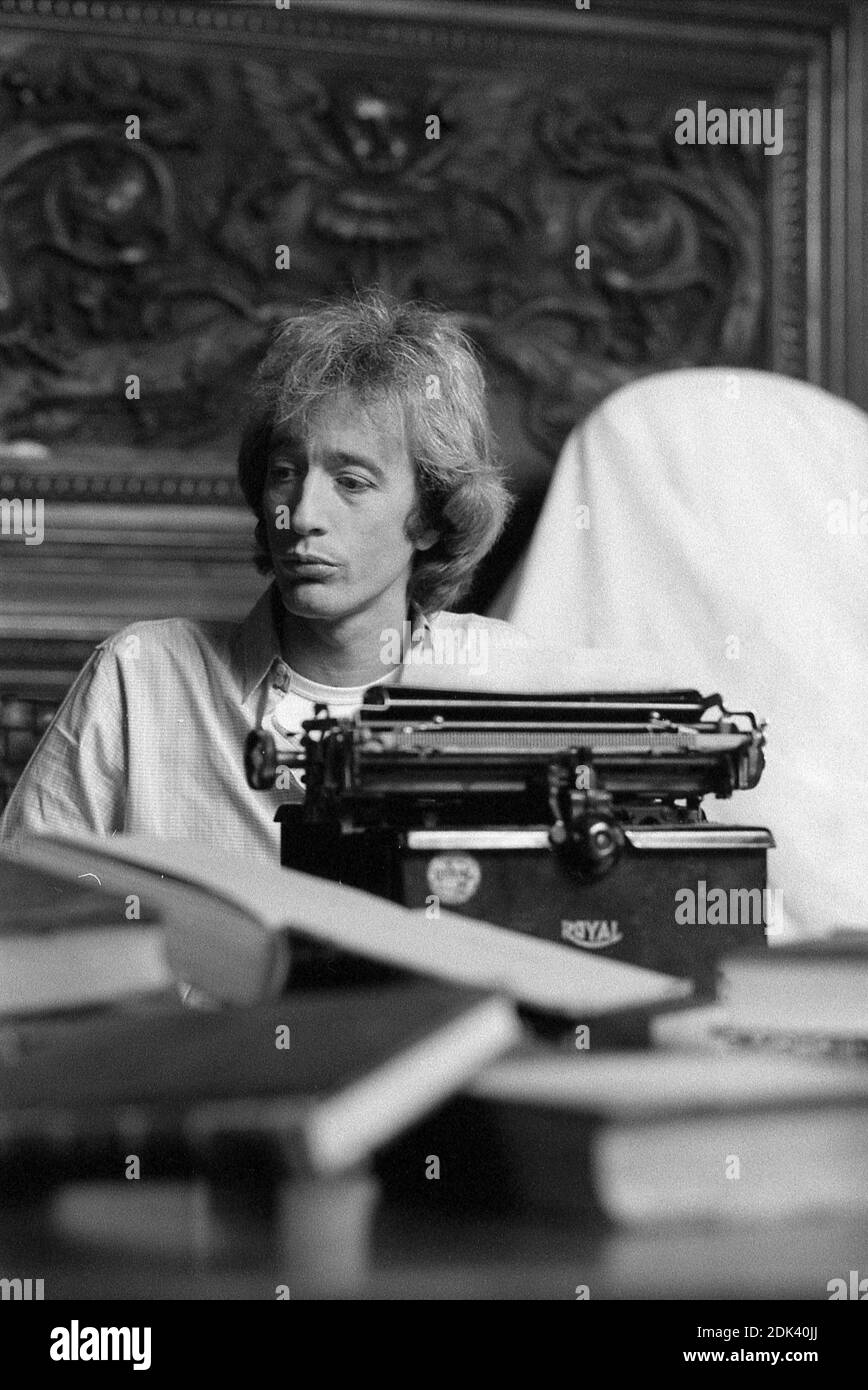 Robin Gibb making the video for his single release 'Juliet' 03/1983 Stock Photo