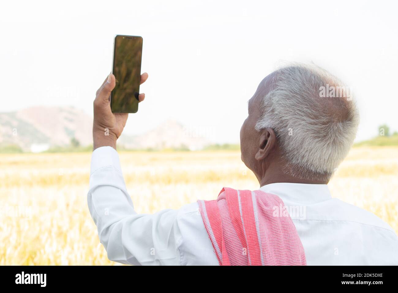 Concept of mobile phone network reception or signal problem Elderly