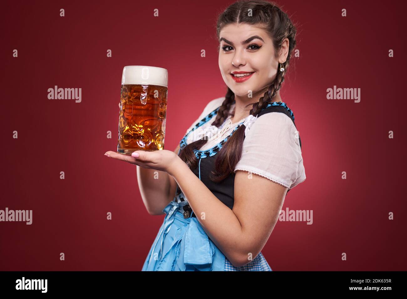https://c8.alamy.com/comp/2DK635R/young-woman-in-traditional-german-costume-holding-a-pint-of-pale-lager-2DK635R.jpg