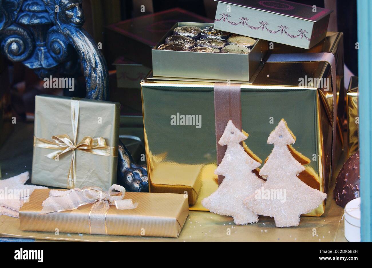Presents Display Presents in Display Window, Paris Stock Photo - Alamy