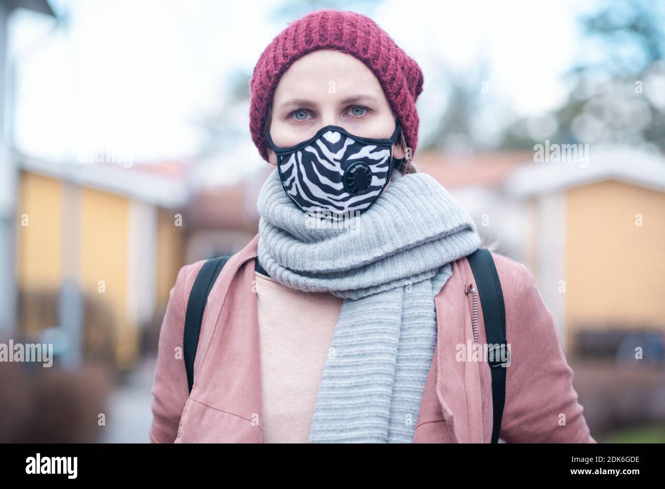 Wearing face mask outdoors hi-res stock photography and images - Alamy