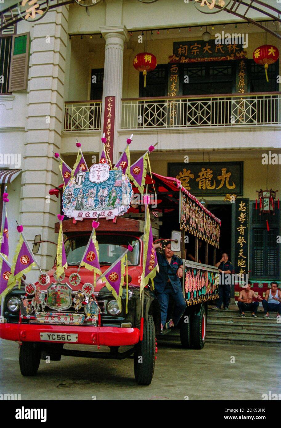 Traditional Chinese funeral hearse on New Bridge Road in Chinatown, Singapore Stock Photo