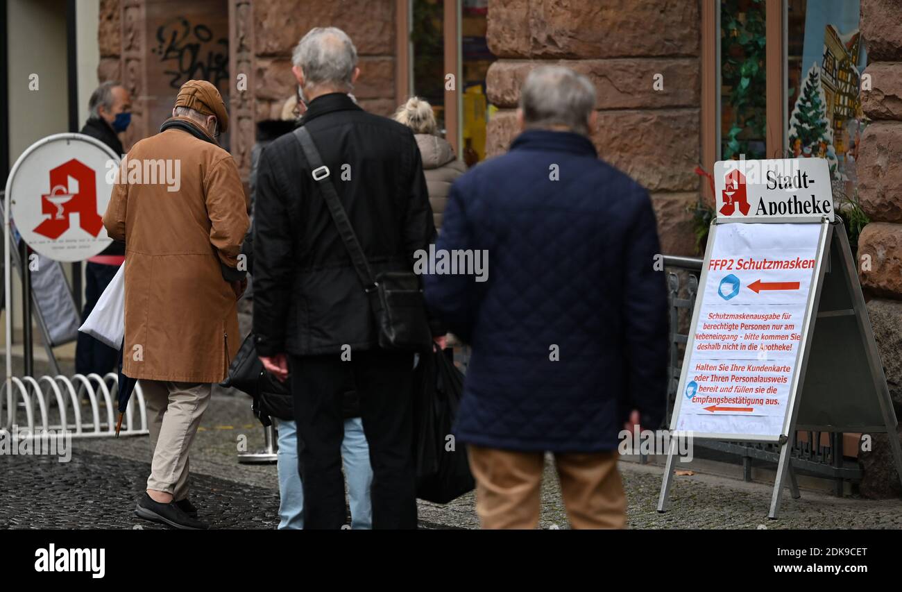Weimar, Germany. 15th Dec, 2020. FFP2 protective masks are issued free