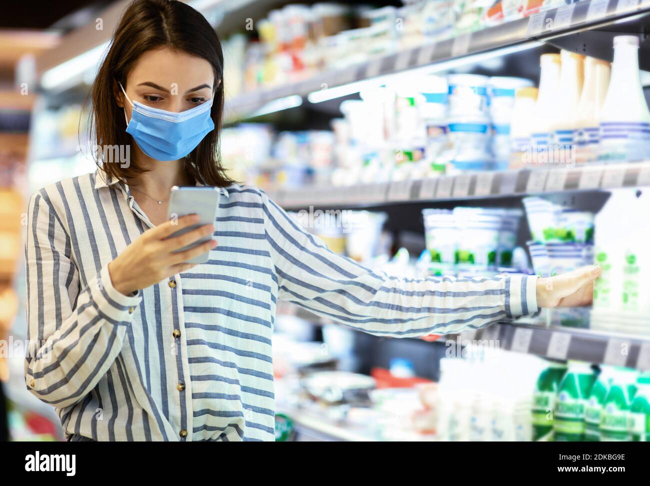Woman shopper in face mask hi-res stock photography and images - Alamy