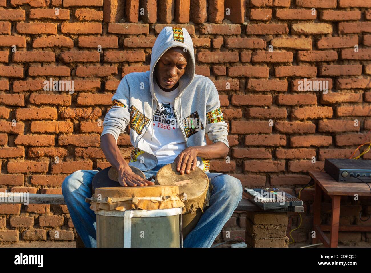 African playing hand drums hi-res stock photography and images - Alamy