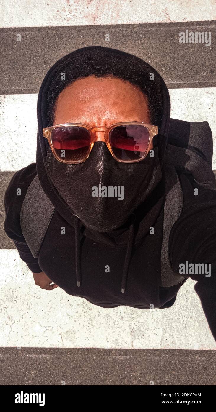 Black men wearing masks hi-res stock photography and images - Alamy