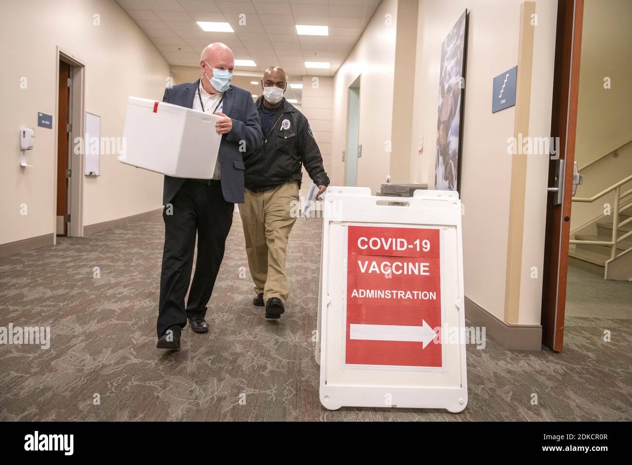 A cooler box containing the first doses of frozen Pfizer Coronavirus Vaccine being delivered with security to UCHealth Memorial Hospital in Colorado Springs, CO USA on Dec 14, 2020. First dose of Pfizer COVID-19 vaccine in Colorado Springs Credit: Chuck Bigger/Alamy Live News Stock Photo