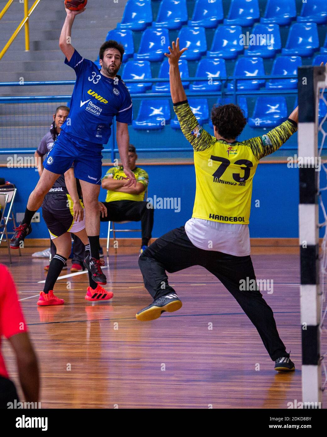 ARUJÁ, SP - 15.12.2020: 1 DIA DA LIGA NACIONAL DE HANDEBOL 2020 - Luis Palma Guardia of the ECP covering the goalkeeper of Manauense. Match between EC Pinheiros (SP) x Manauense (AM) of the 1st Round of the Classification Phase of the National Men&#39;s Handball League 2020. This year&#39;s competition will be in the form of a &quot;bubble&quot;, even used in the NBA, with isolation zone, protocols control systems and all 12 teams will be tested for Covid-19. On December 15th, 2020 at Perfect Liberty in Arujá (SP). (Photo: Bruno Ruas/Fotoarena) Stock Photo