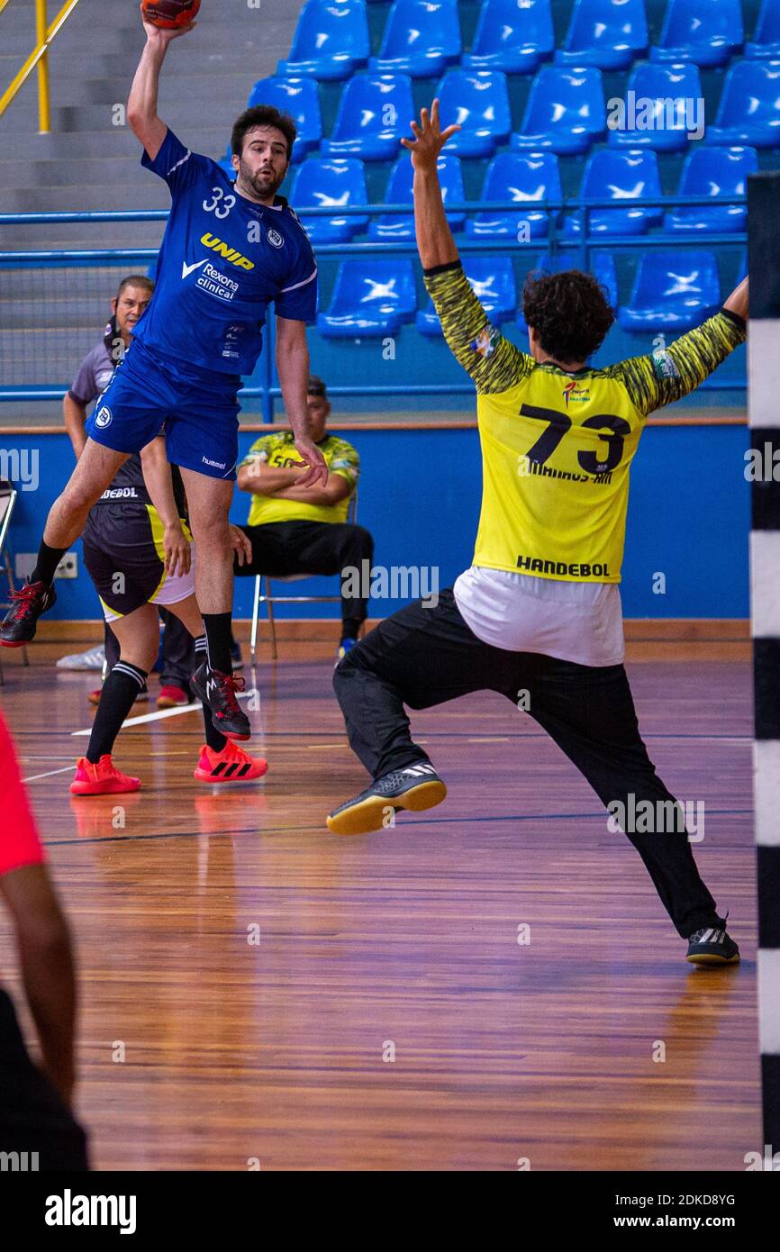 ARUJÁ, SP - 15.12.2020: 1 DIA DA LIGA NACIONAL DE HANDEBOL 2020 - Luis Palma Guardia of the ECP covering the goalkeeper of Manauense. Match between EC Pinheiros (SP) x Manauense (AM) of the 1st Round of the Classification Phase of the National Men&#39;s Handball League 2020. This year&#39;s competition will be in the form of a &quot;bubble&quot;, even used in the NBA, with isolation zone, protocols control systems and all 12 teams will be tested for Covid-19. On December 15th, 2020 at Perfect Liberty in Arujá (SP). (Photo: Bruno Ruas/Fotoarena) Stock Photo