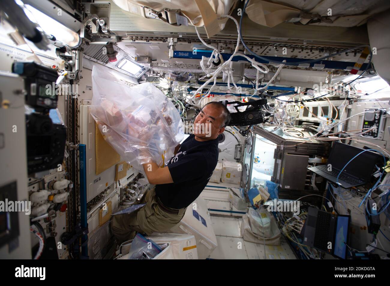 ISS - 10 December 2020 - JAXA (Japan Aerospace Exploration Agency) astronaut and Expedition 64 Flight Engineer Soichi Noguchi mixes and dispenses samp Stock Photo