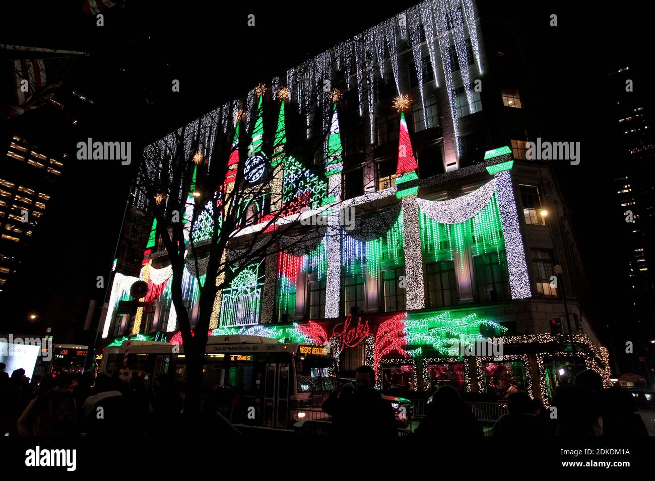 File:Saks Fifth Avenue+New+York+Holiday+Windows+2020+xmas+