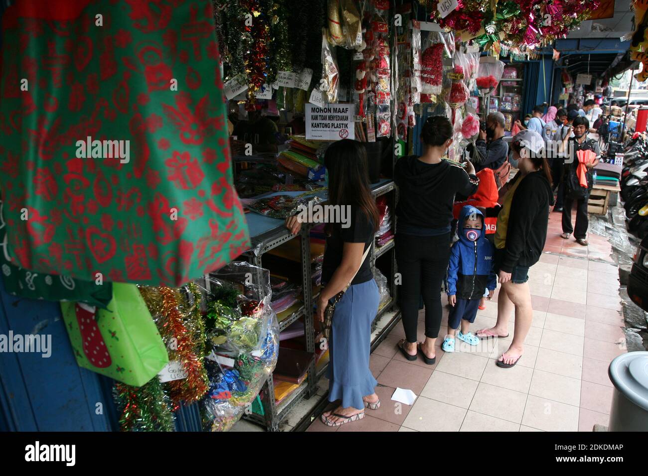 Jakarta, Indonesia. 15th Dec, 2020. A shops selling decorations ...