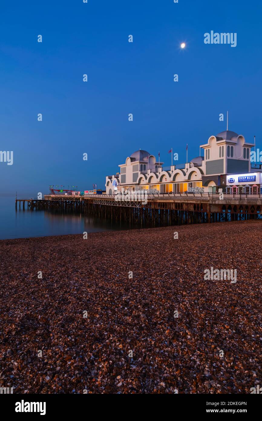 England, Hampshire, Portsmouth, Southsea, Beach and South Parade Pier Stock Photo