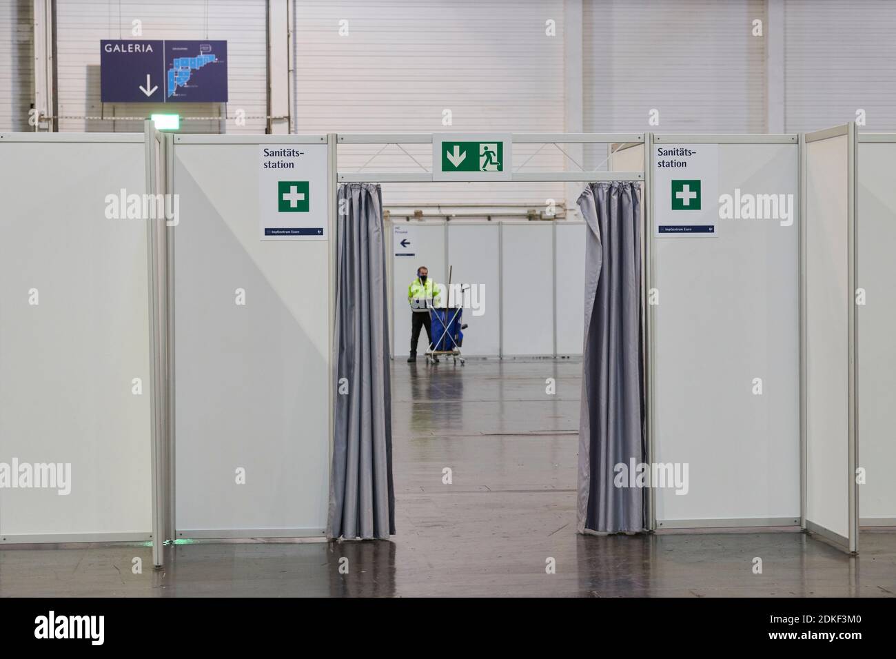 Covid19 Impfzentrum der Stadt Essen in einer Messehalle eingerichtet mit Beteilingung verschiedenster Hilfsorganisationen Stock Photo