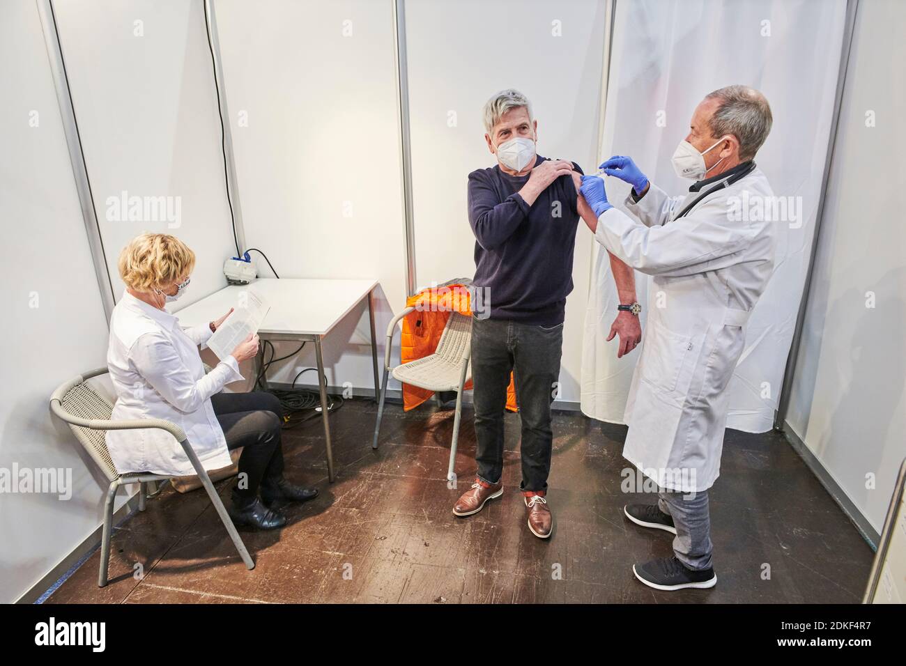 Covid19 Impfzentrum der Stadt Essen in einer Messehalle eingerichtet mit Beteilingung verschiedenster Hilfsorganisationen Stock Photo