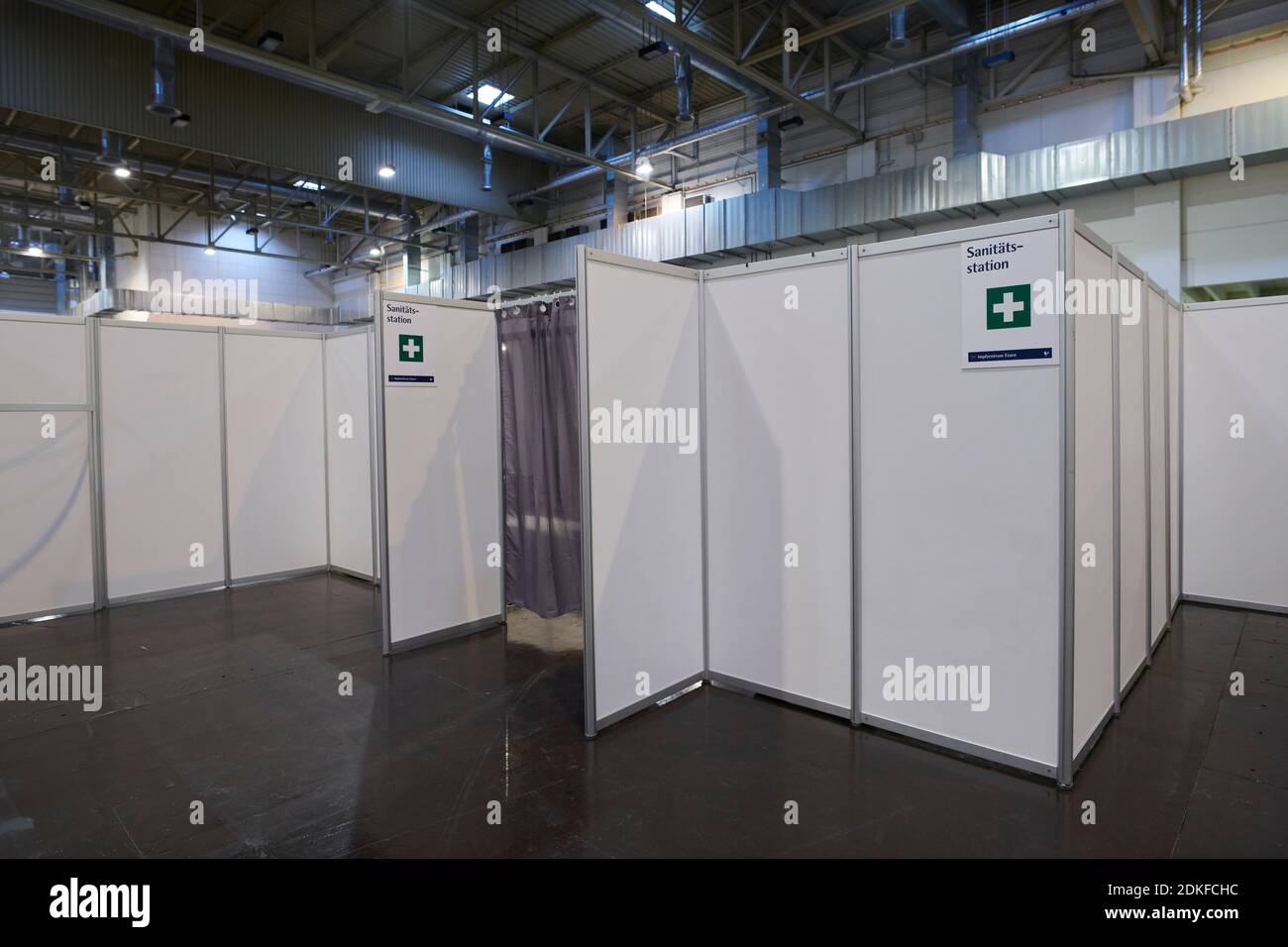 Covid19 Impfzentrum der Stadt Essen in einer Messehalle eingerichtet mit Beteilingung verschiedenster Hilfsorganisationen Stock Photo