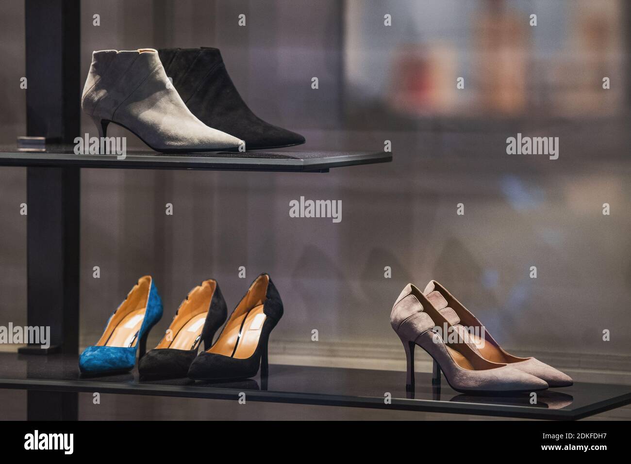 Window store shoes hi-res stock photography and images - Page 10 - Alamy