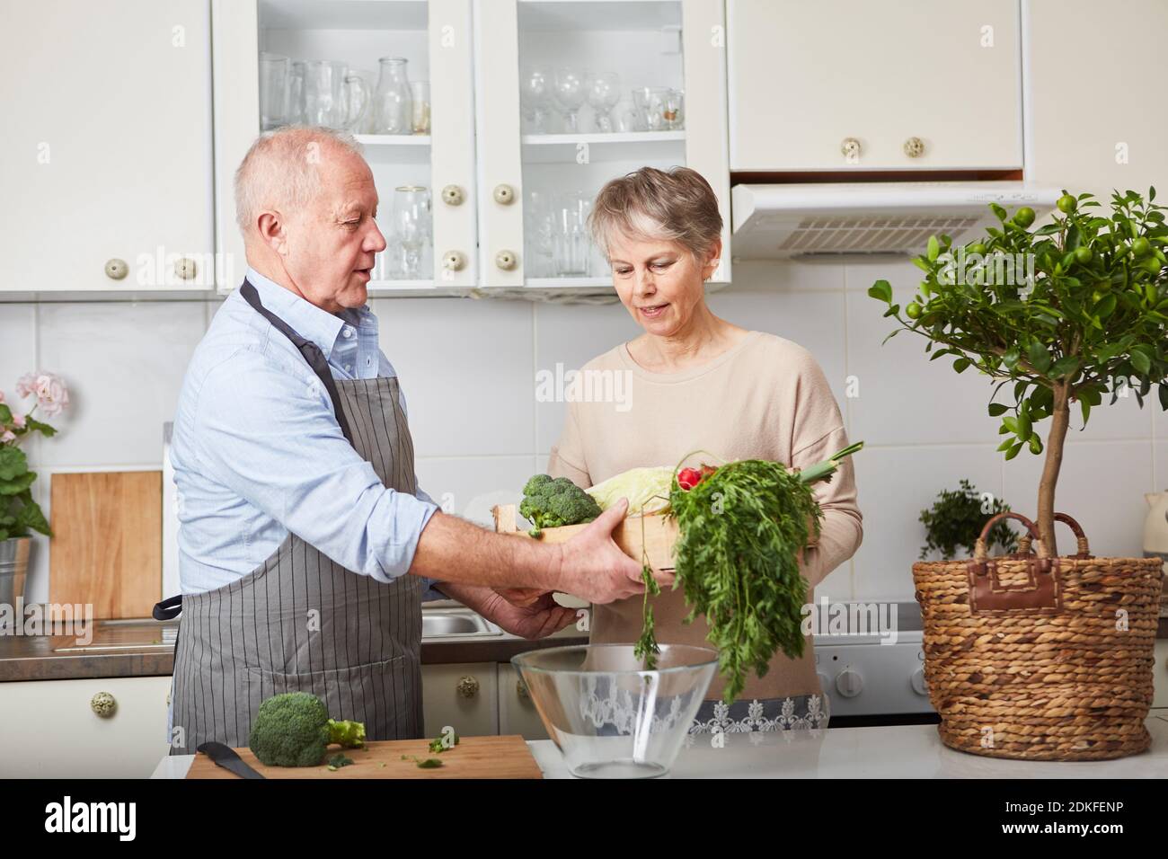 Paar Senioren kocht in der Freizeit zusammen ein gesundes Essen Stock Photo