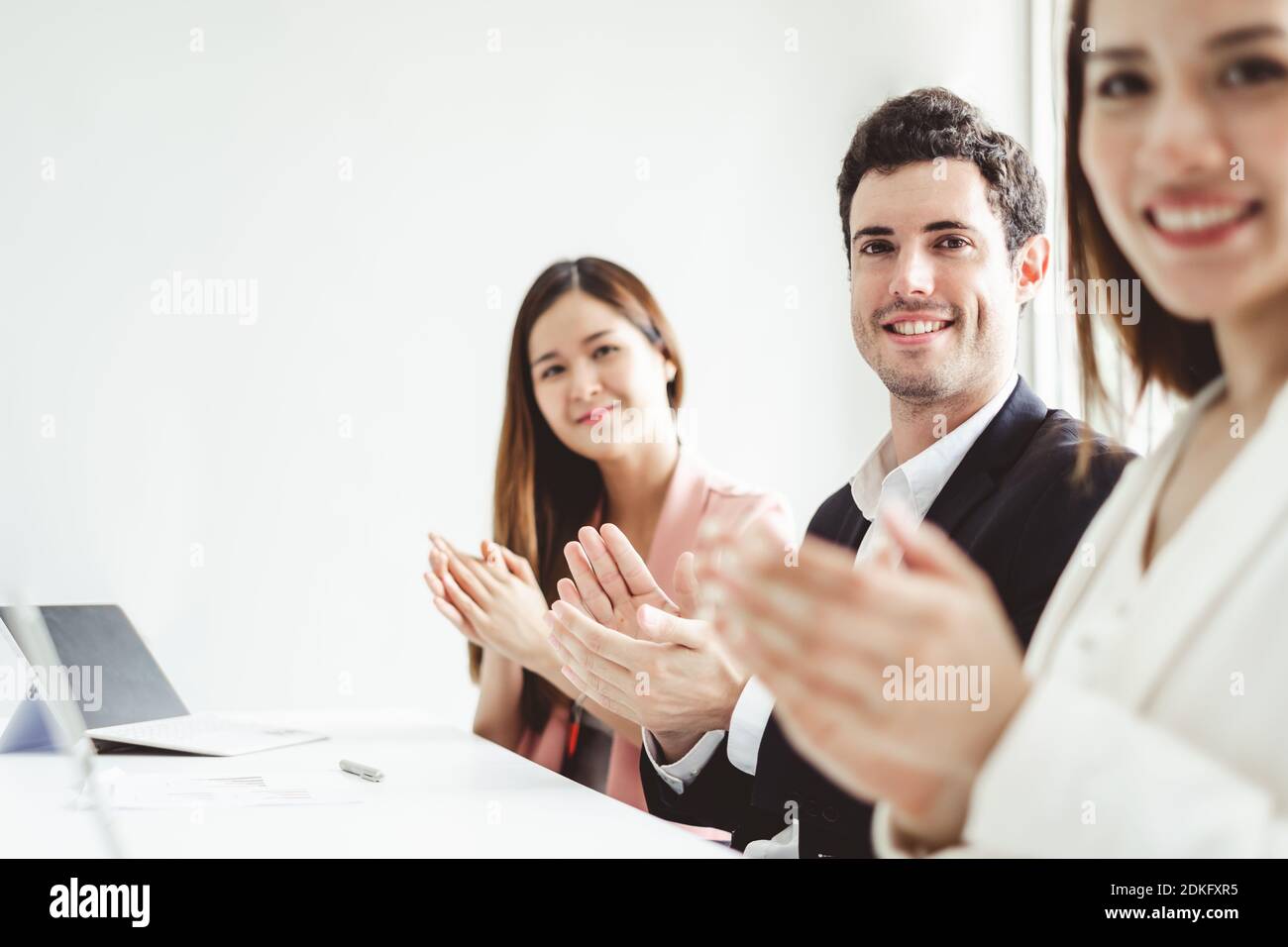 Man At Awards Ceremony Clapping Hi-res Stock Photography And Images - Alamy