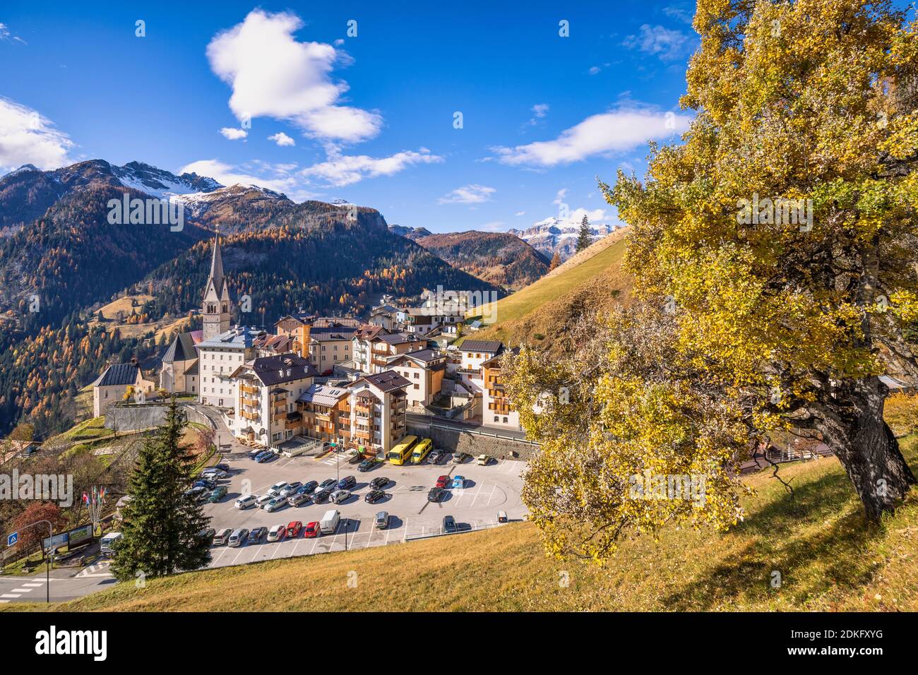 Autumn scenary in Dolomites, the village of Pieve di Livinallongo / Buchenstein, Livinallongo del Col di Lana, Dolomites, Belluno province, Veneto, Italy Stock Photo