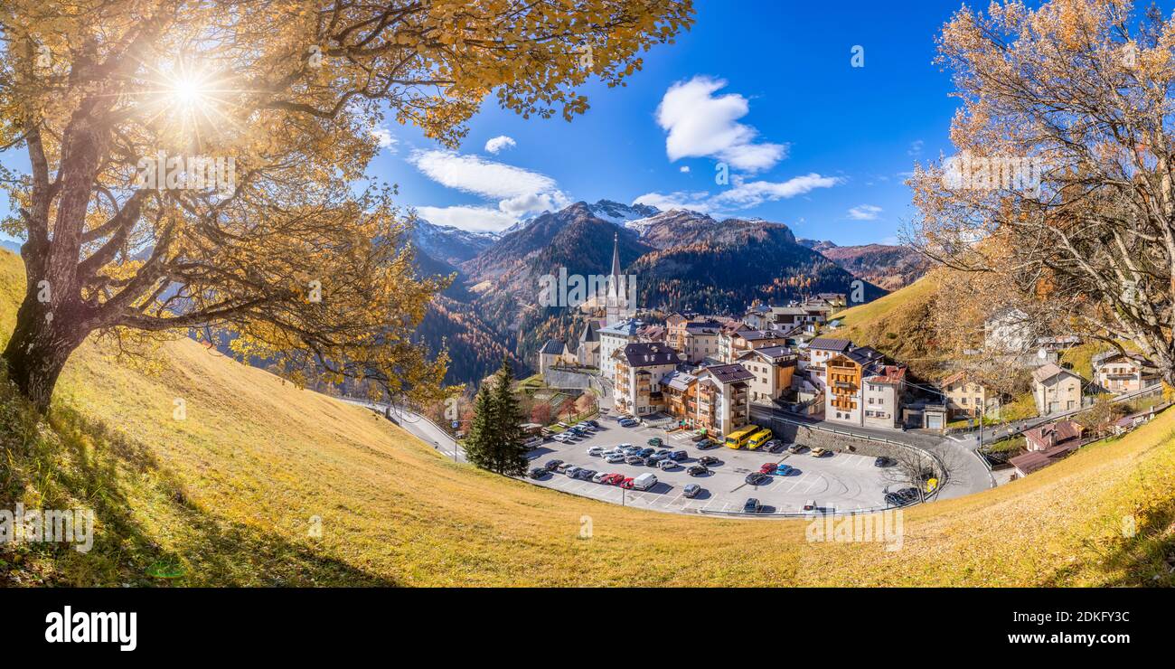 Autumn scenary in Dolomites, the village of Pieve di Livinallongo / Buchenstein, Livinallongo del Col di Lana, Dolomites, Belluno province, Veneto, Italy Stock Photo
