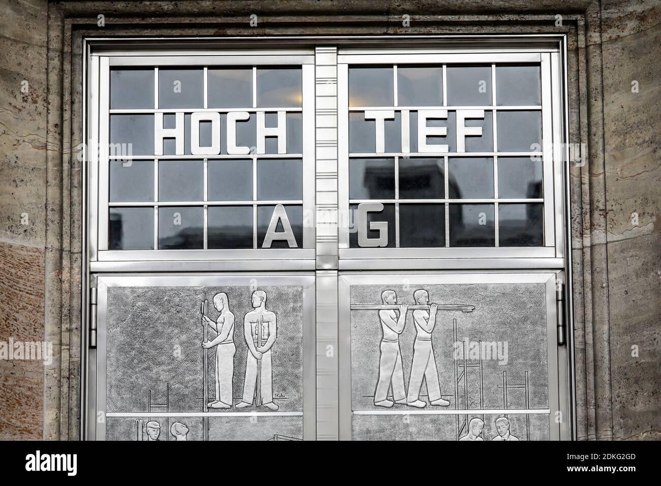 Essen, North Rhine-Westphalia, Germany - Hochtiefhaus, headquarters of Hochtief AG on Opernplatz, the Hochtiefhaus is the headquarters of the Hochtief construction company, here the entrance area. Stock Photo