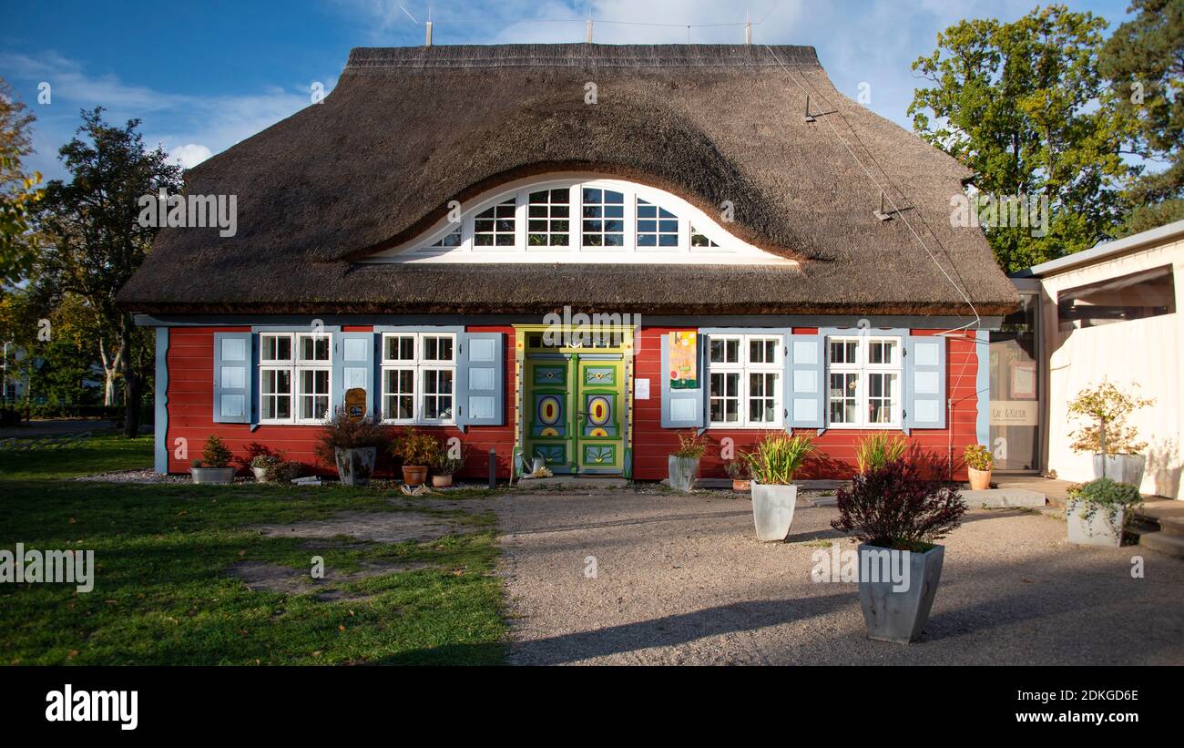 Germany, Mecklenburg-Western Pomerania, Prerow, Kulturkaten 'Kiek in', café with a typical Darß front door Stock Photo