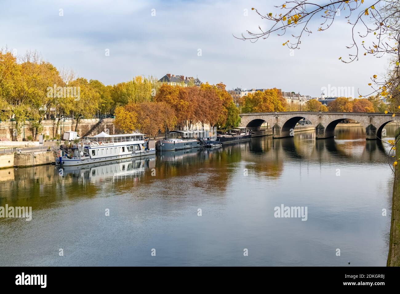 Paris, ile SaintLouis, beautiful houses quai des Celestins, and the