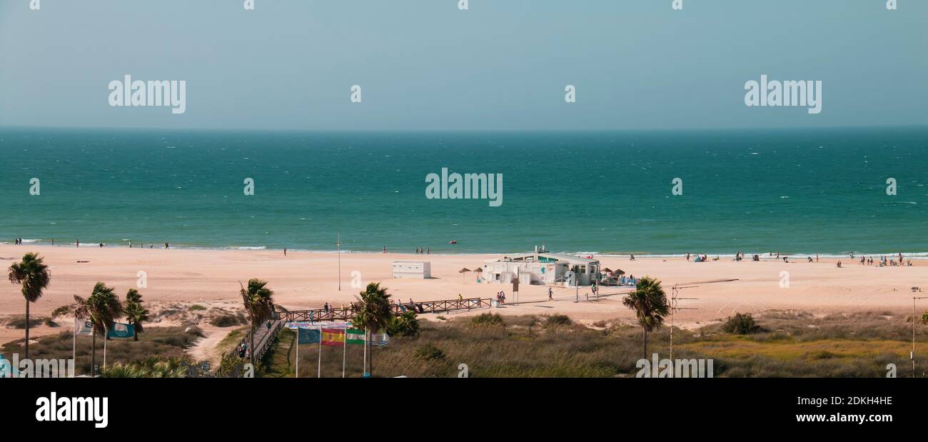 Um jovem turista na passarela da praia bateles em conil de la frontera  cadiz andaluzia