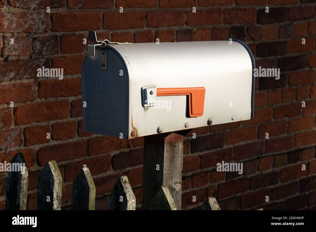 Silver Letterbox, US Style, American Mailbox, corrugated metal, red