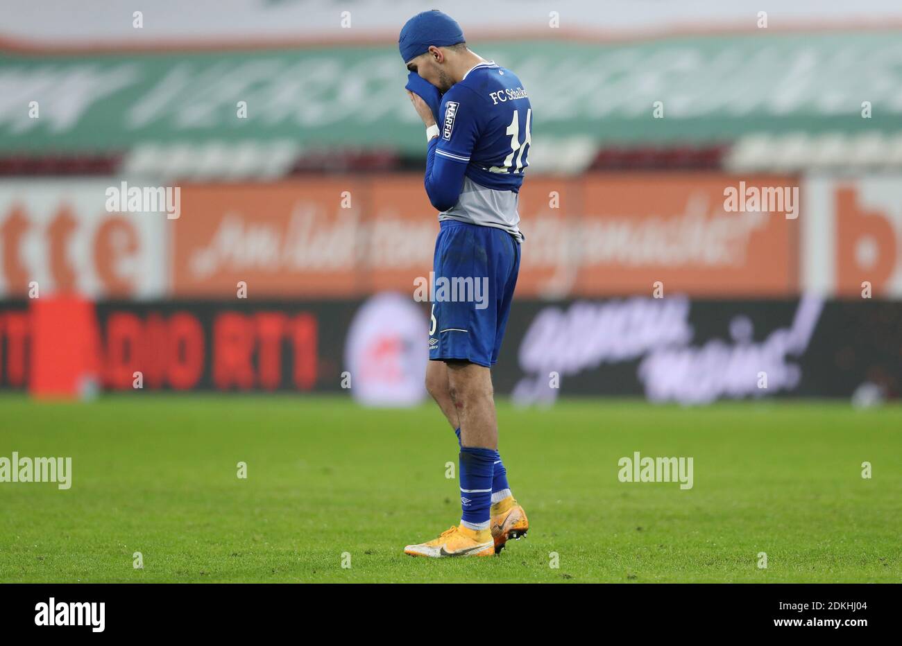 Nassim BOUJELLAB (FC Schalke 04), Enttaeuschung, frustrated, disappointed,  frustratedriert, dejected, action, single action, single image, cut out,  full body shot, whole figure Soccer 1. Bundesliga season 2020/2021, 11th  matchday, matchday11, FC Augsburg -