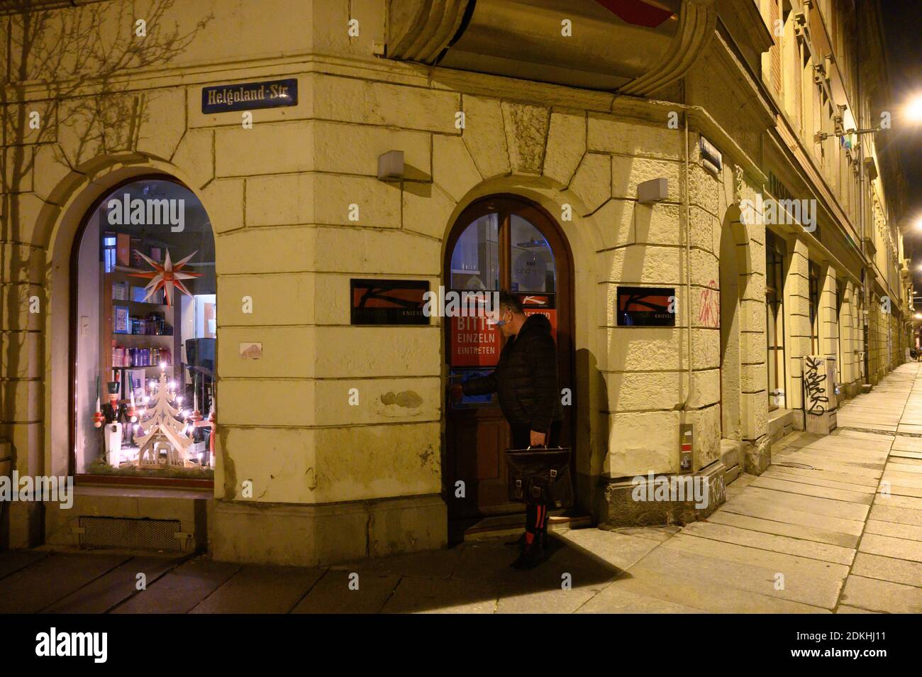 Dresden, Germany. 15th Dec, 2020. Holger Knievel, master hairdresser